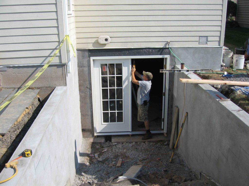 A worker is install the lightweight door of custom Cleargress®